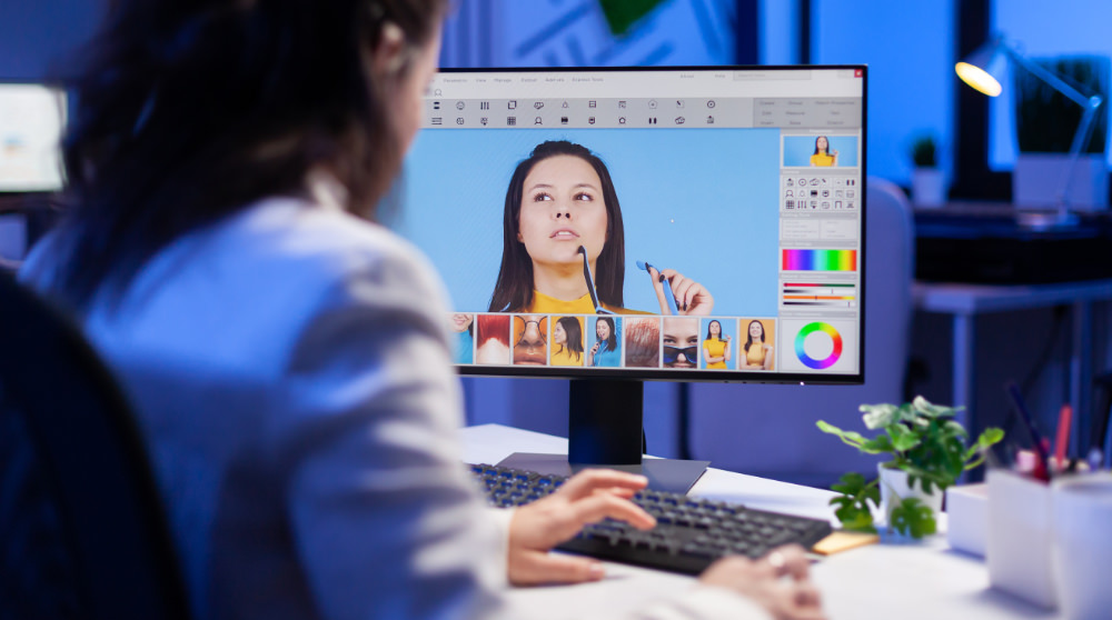 Vrouw achter laptop in Google search bezig